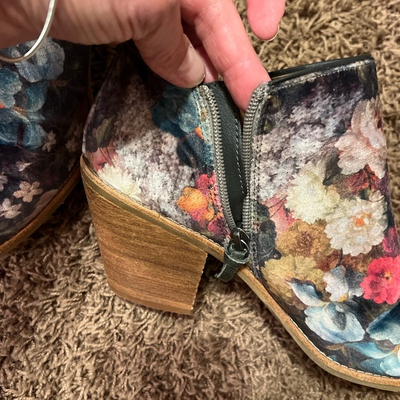 Sofft Brand Floral Bootie. Size 9 - Picture 4 of 10